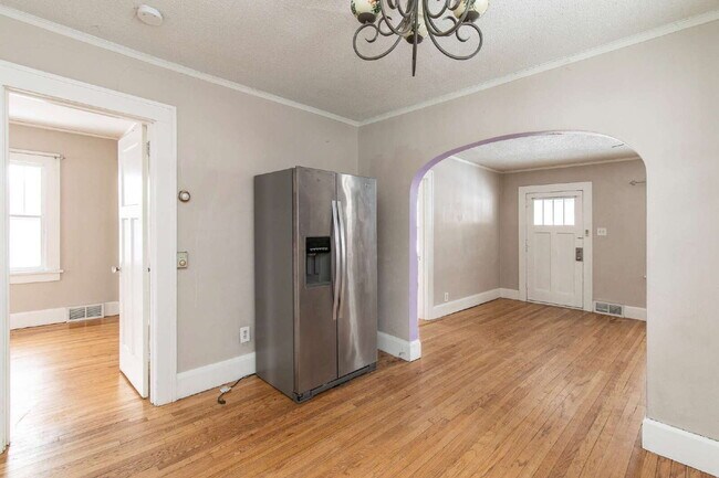 Building Photo - Charming 2-Bedroom Home minutes from everything!