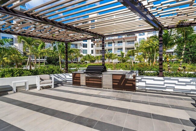 Building Photo - 220 SE Mizner Blvd