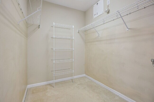 Building Photo - Spacious 4-Bedroom Gem with 3 Baths and 2238 Sq Ft of Comfort in Clermont!