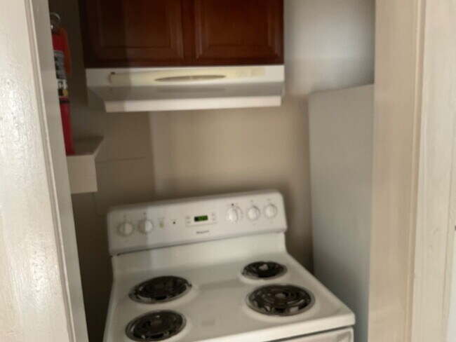 Building Photo - 1 Bedroom plus a Den, Close to SAC and Ala...