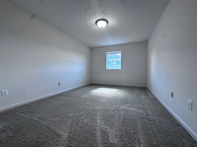 Building Photo - 4 Rose Garden Ln