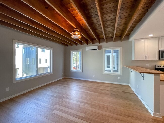 Building Photo - Beautiful Newer-Construction Cottage in So...