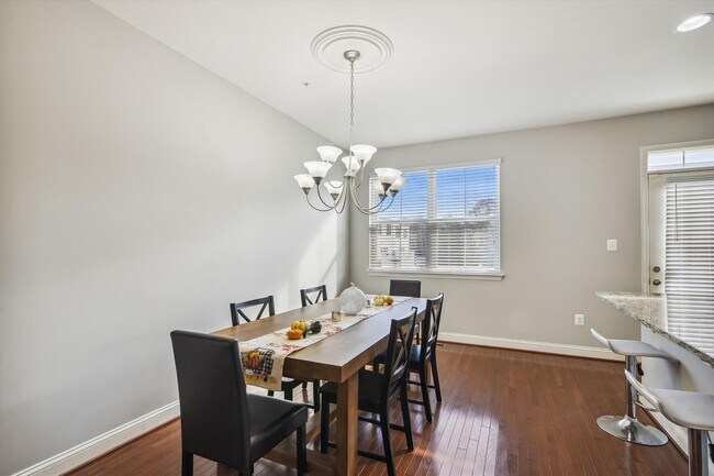 Building Photo - 605 S Cherry Grove Ave