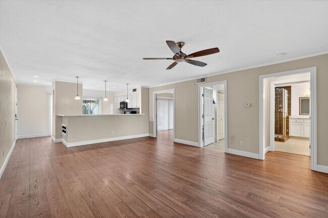 Building Photo - Las Colinas Area