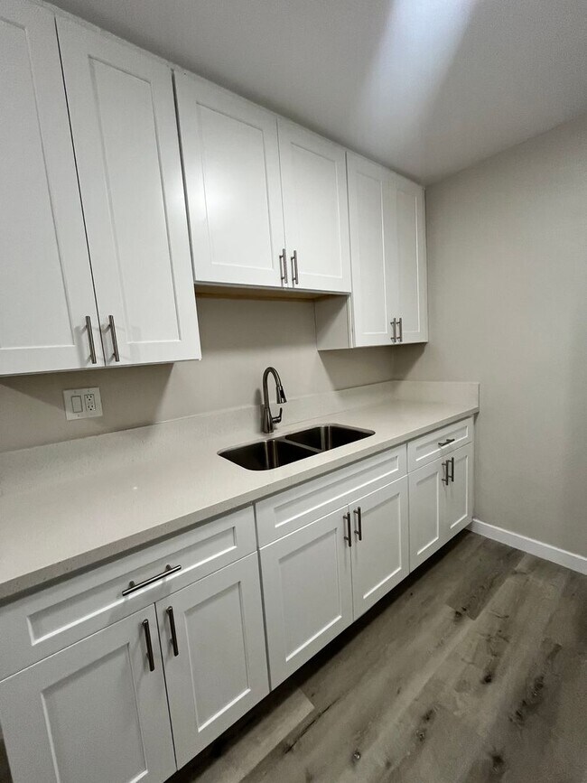 Building Photo - MOVE IN SPECIAL*$500 OFF 2ND MONTHS RENT*SPACIOUS 1 BEDROOM 1 BATH DOWNSTAIRS