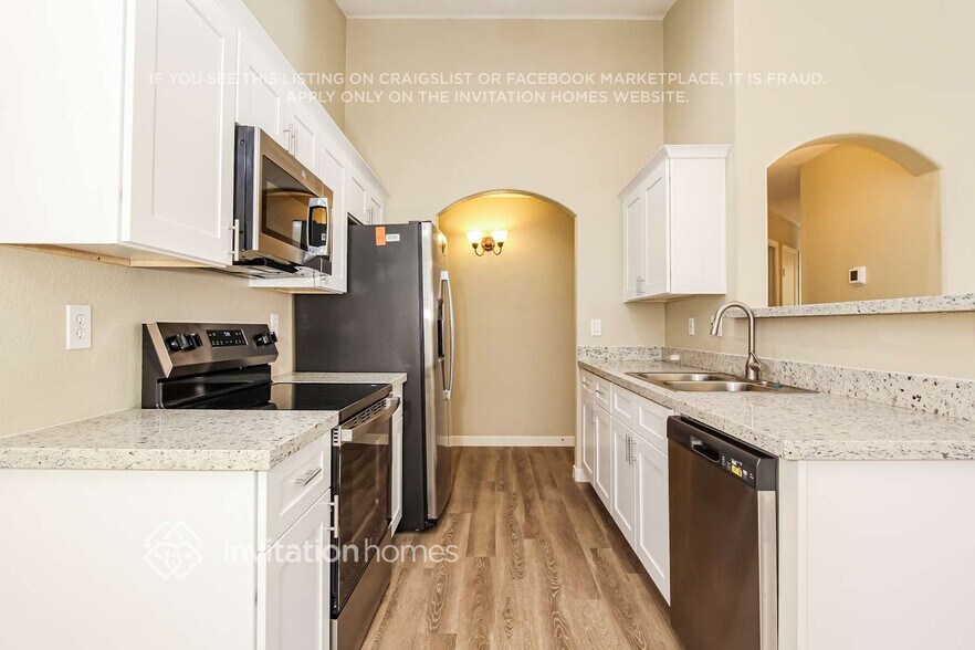 Building Photo - 12809 W Roanoke Ave