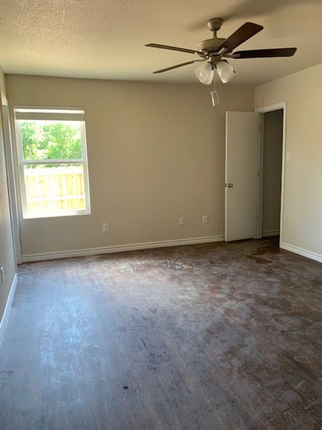 Building Photo - 1319 Calle de Bronce