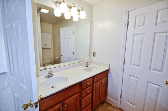 Building Photo - 1491 Mayfair Dr