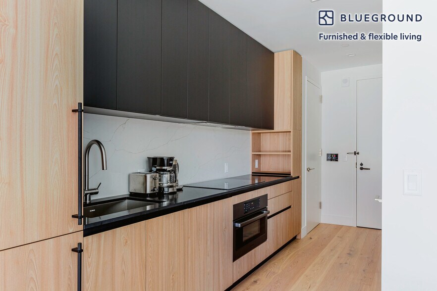 Building Photo - 312 W 43rd St