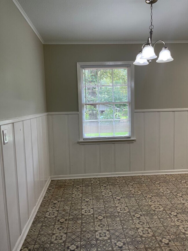 Building Photo - 3 Bedroom House Within Walking Distance of SFA