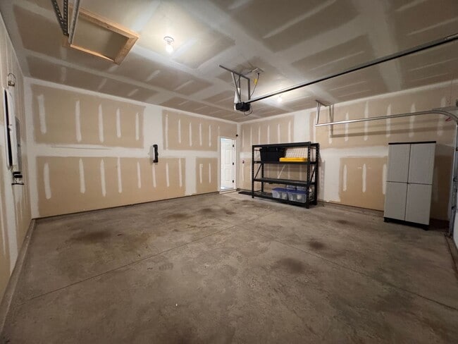 Building Photo - 4BR 2.5Bath Beauty in High Point