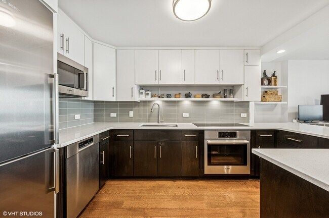 Building Photo - 1660 N La Salle Dr