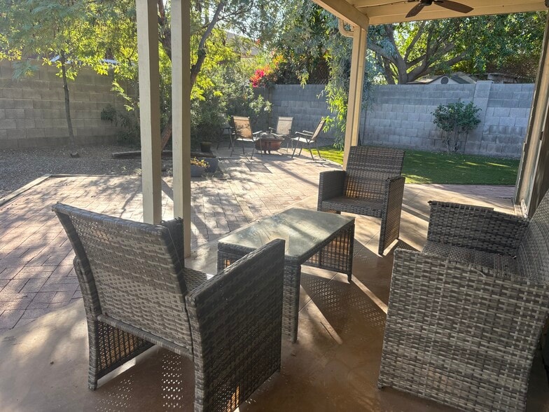 Nice enclosed yard with mature landscaping - 3133 N 4th Ave