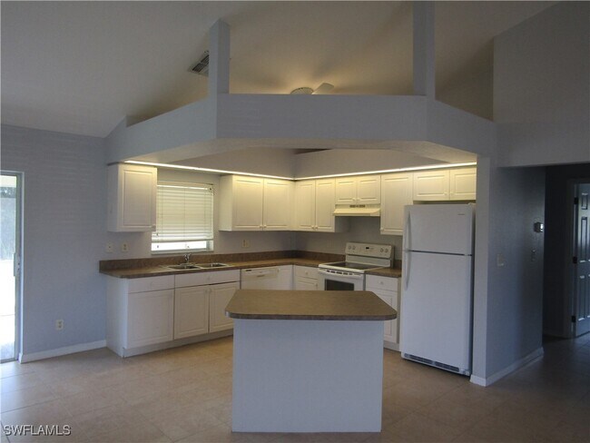 Building Photo - 1529 SW 15th Pl