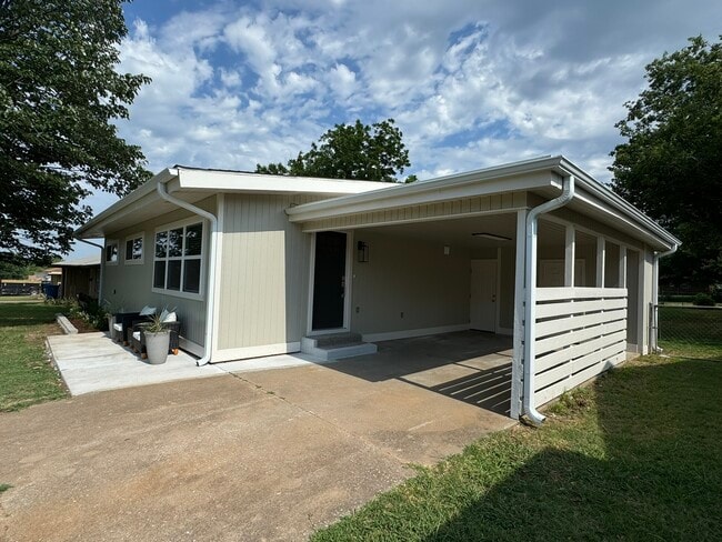 Building Photo - 1442 E Broadway St