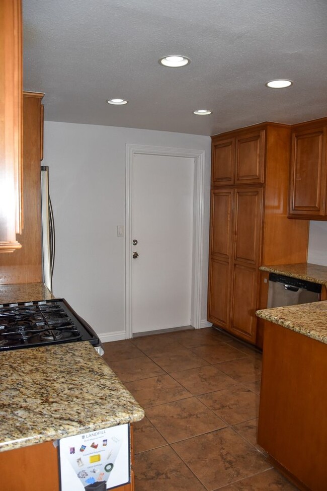Building Photo - 3 Bedroom 2.5 Bath Hampton Court Condo Nea...