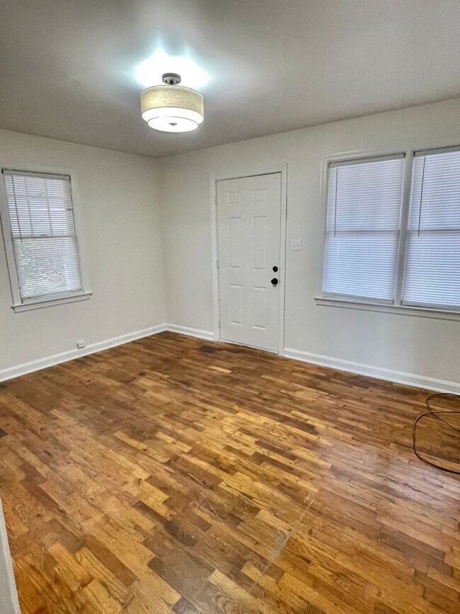 Building Photo - 2 Bed / 2 Bath with office space Home for Rent – Renovated Kitchen & Fenced Backyard