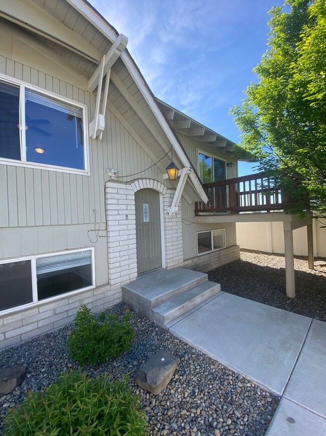 Building Photo - 910 S 42nd Ave