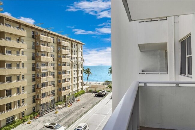 Building Photo - 3140 S Ocean Dr