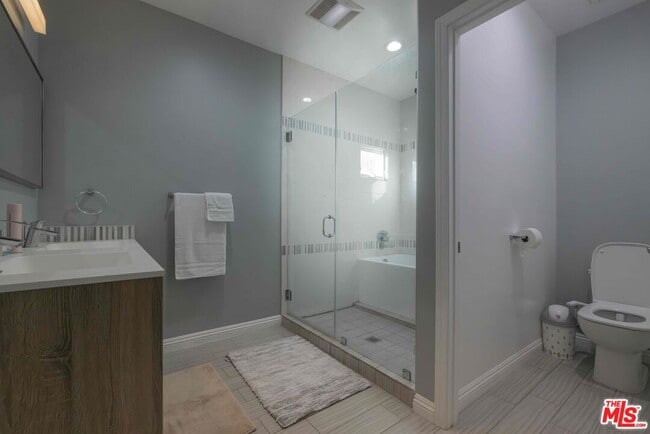 Building Photo - 1121 S Wilton Pl