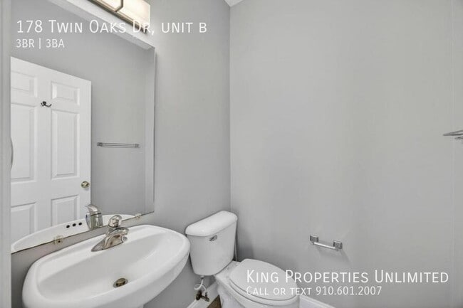 Building Photo - 178 Twin Oaks Dr