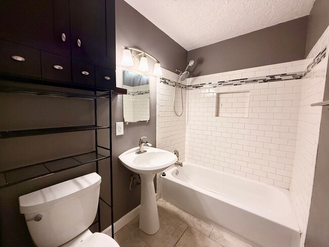 Building Photo - 4 Bed Family Home