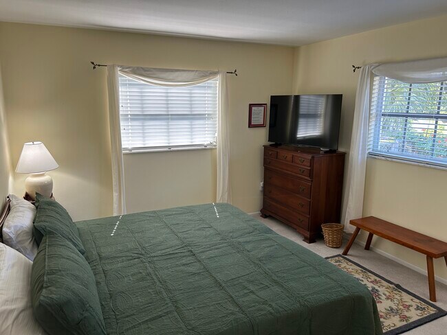 Building Photo - 1220 Lakeside Dr