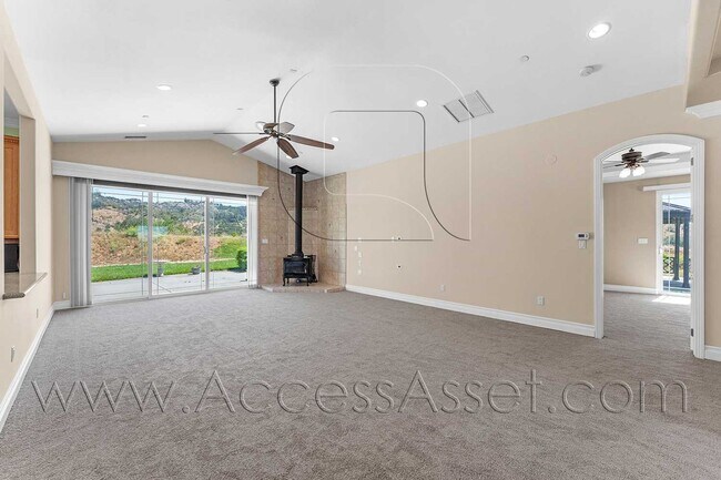 Building Photo - Designer Single-Story Home with Gourmet Kitchen & Mountain Views