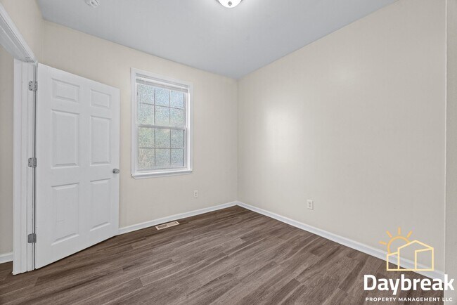Building Photo - 1709 Le Grand St