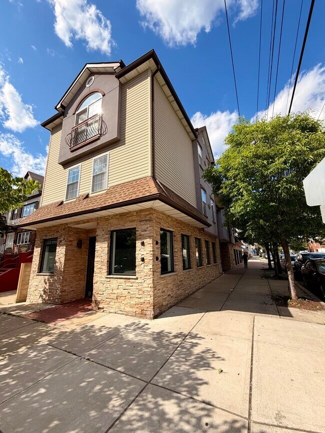 Building Photo - 687 Avenue A