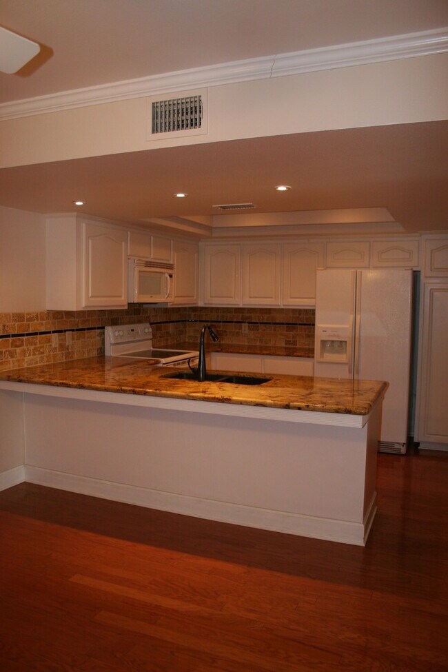 Building Photo - 5500 Lennox Ave