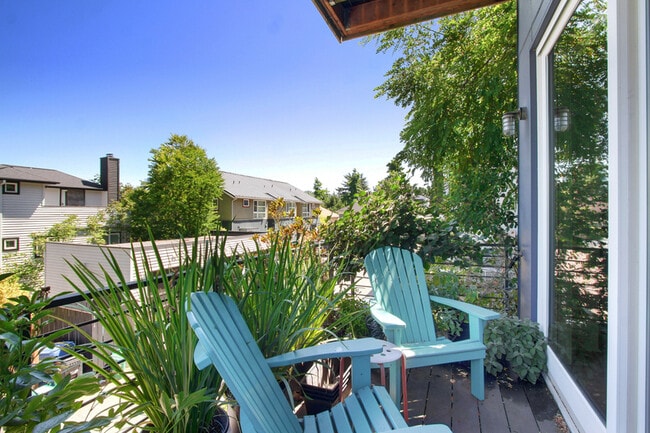 Building Photo - 216 26th Ave E