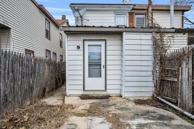 Building Photo - 2 bedroom 1 bathroom located in the heart of Carlisle