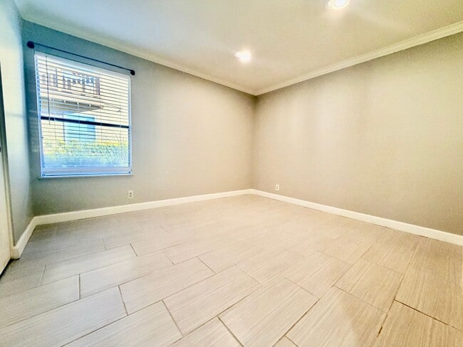 Building Photo - Charming 1 Bedroom, 1 bath condo in the heart of Irvine