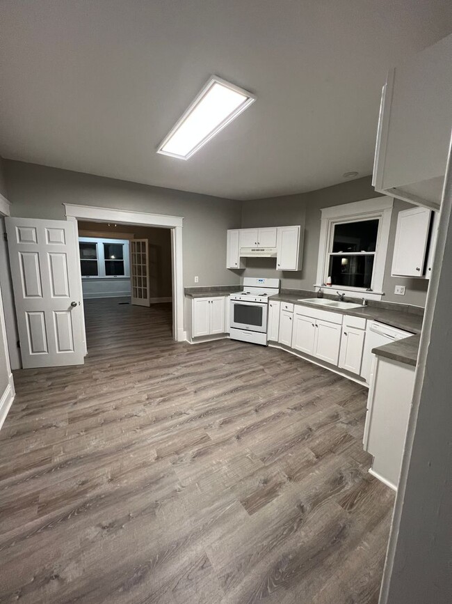 Building Photo - Huge 5 Bedroom House!  With garage!!!  Fre...