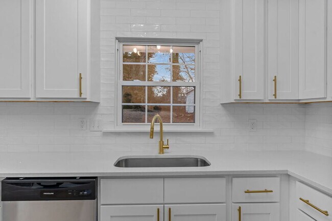 Building Photo - 6037 Dahlgren Ave