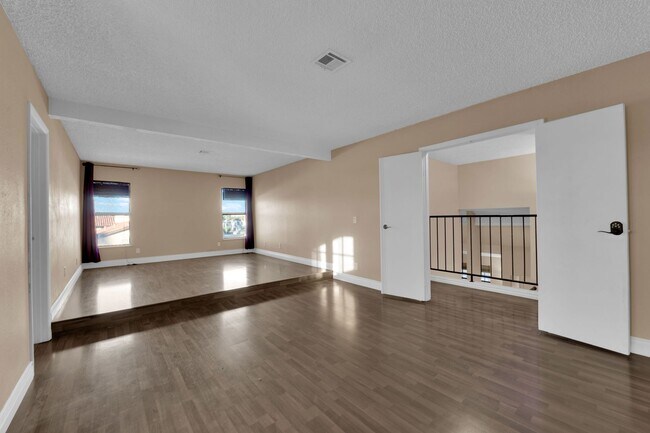 Building Photo - Beautiful 4 bed/ 3 bath POOL Home For Rent