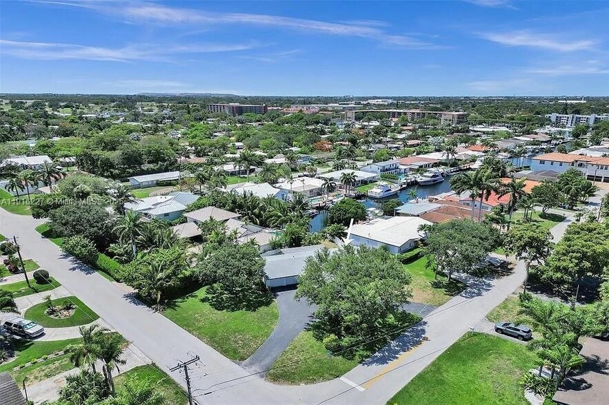 Building Photo - 2761 NE 12th St