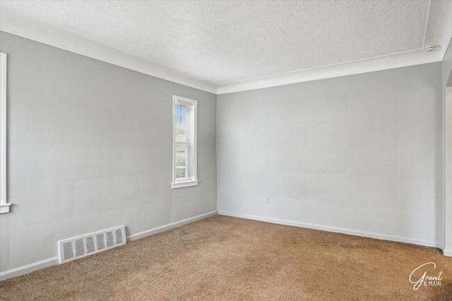 Building Photo - 2 bedroom