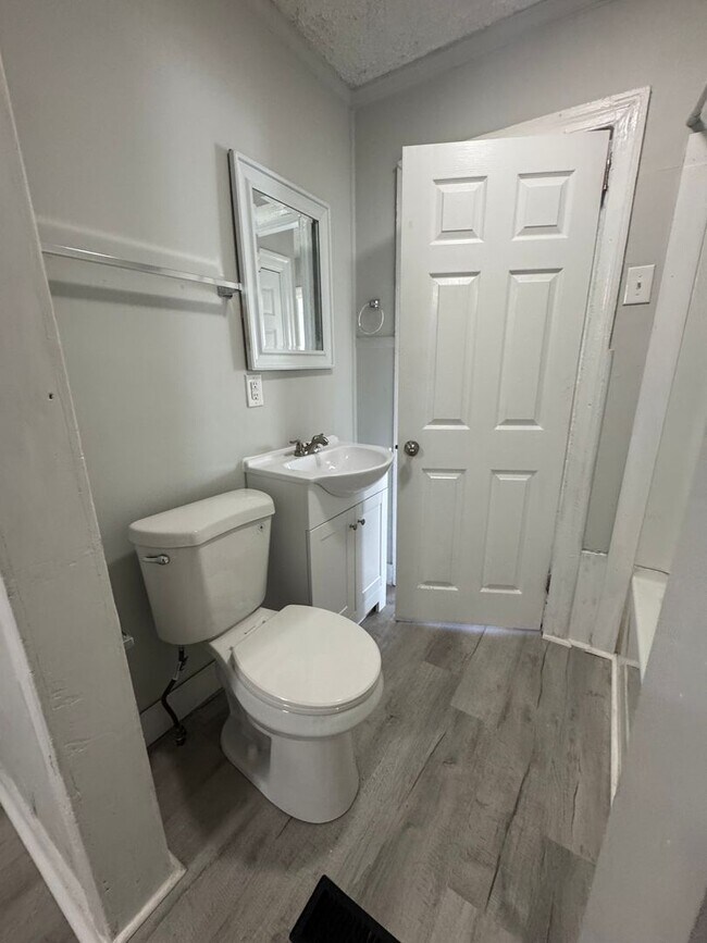 Building Photo - Cozy 2 Bedroom, 1 Bath Home – $1,000/Month