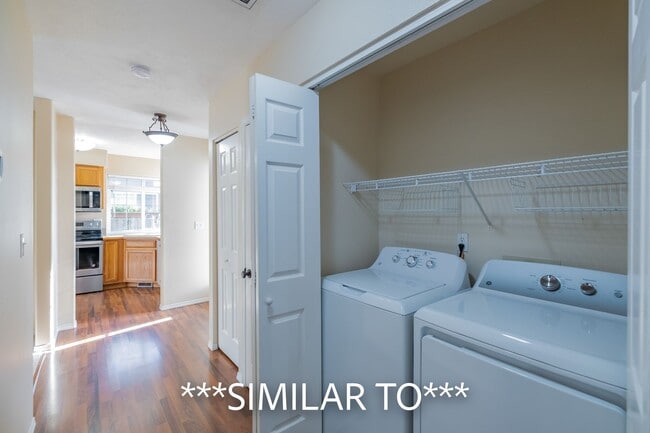 Building Photo - Two Bedroom Duplex in Great Neighborhood, Close to Schools! Pet Friendly!