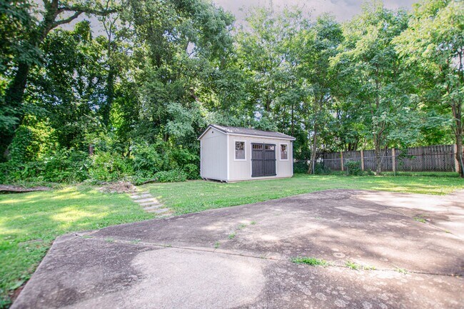 Building Photo - Updated Three Bedroom!