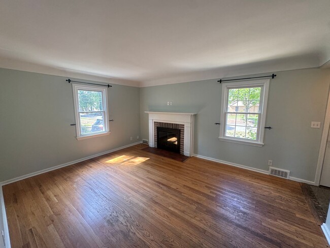 Building Photo - 3 Bedroom in Alger Heights!