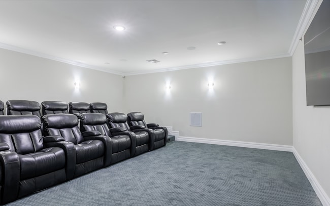 Building Photo - Luxury 1- & 2-Bedroom Apartments in Paramu...
