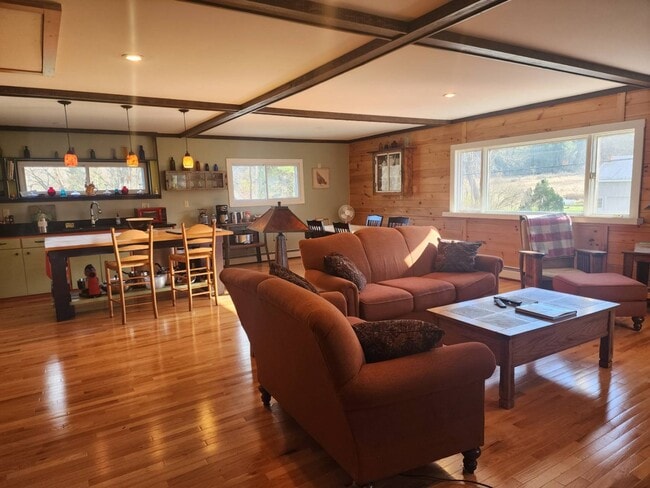 Building Photo - 832 W Fulton Rd