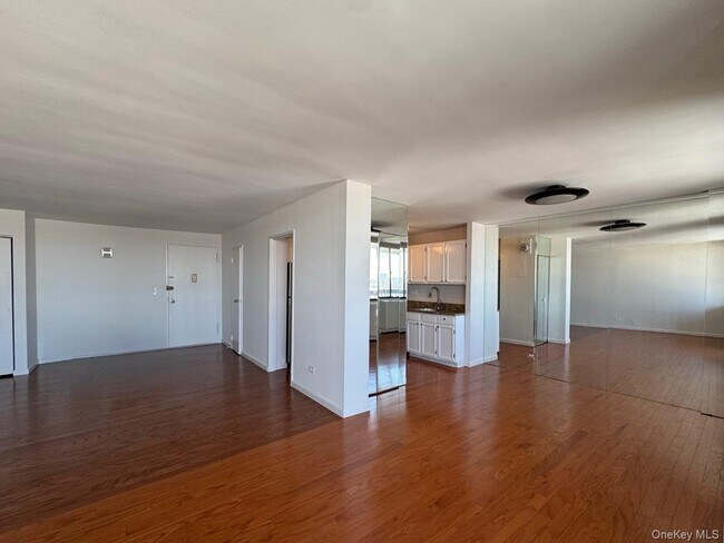 Building Photo - 2 Bay Club Dr