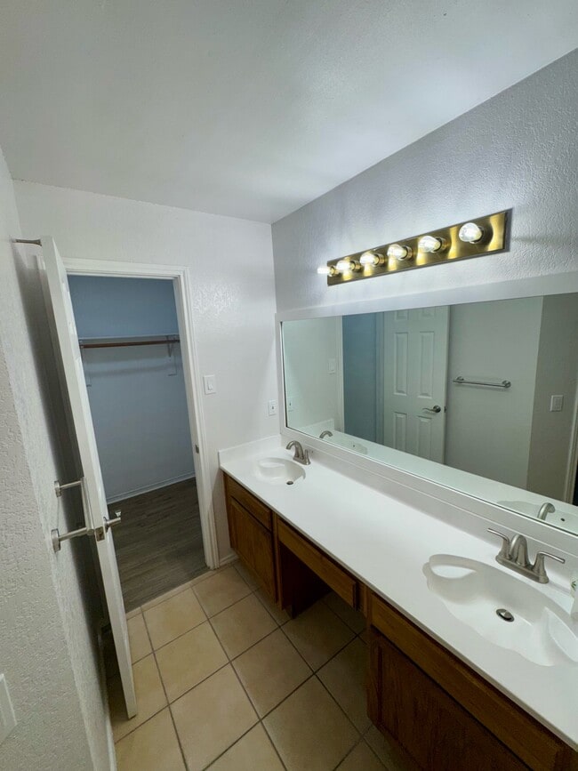 Building Photo - 3205 Hillcrest Dr