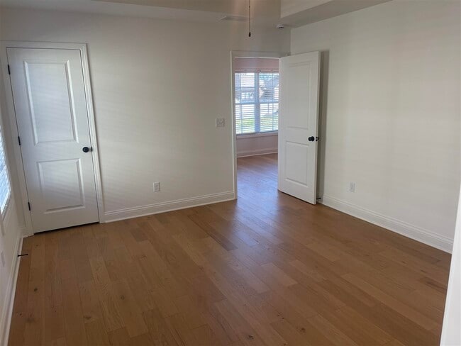 Building Photo - 717 Sheldrake Ln