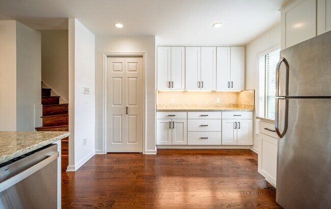 Building Photo - Sophisticated Townhome Steps from East Fal...