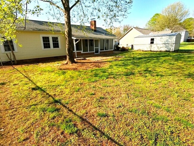 Building Photo - Charming Vintage Ranch, Den, Fireplace, Screened Porch
